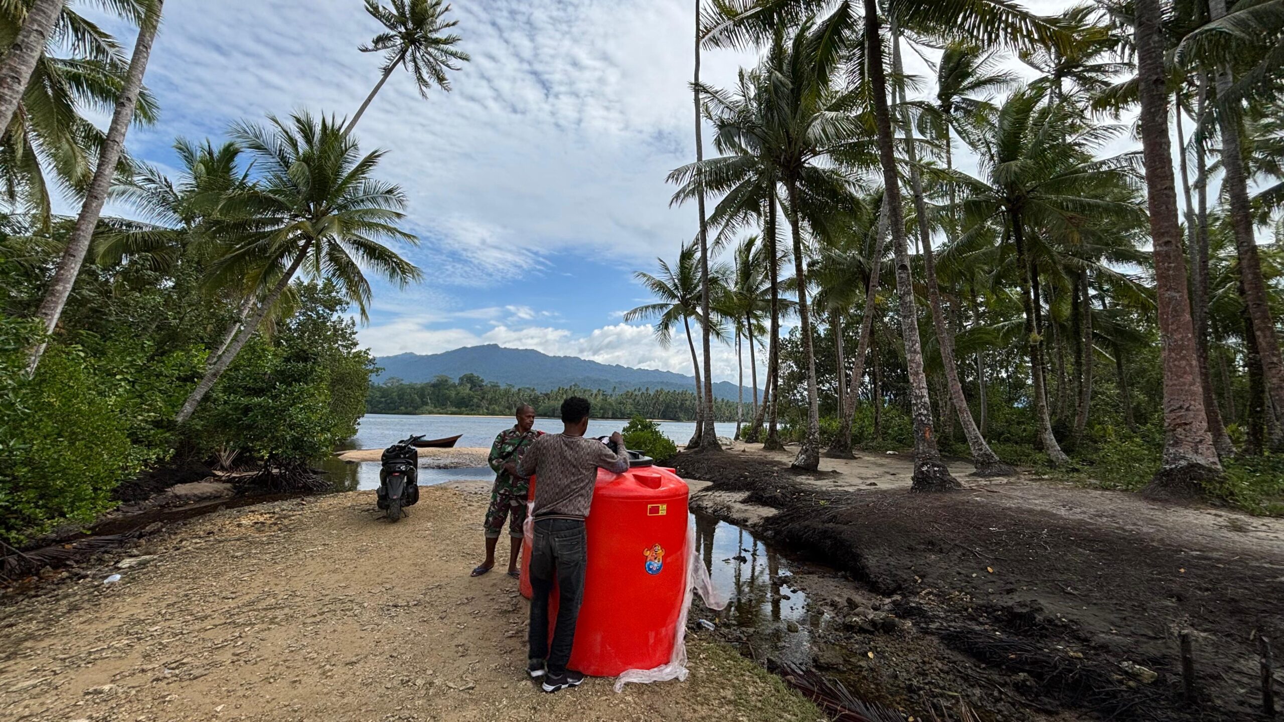 Pengiriman Material ke Kampung Sisir Lewat Jalur Laut 1 IMG 20260309 WA0052 scaled