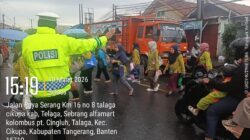 Personel Lantas Polsek Cikupa Laksanakan Pengaturan Arus Lalu Lintas Sore Hari di Pertigaan Columbus