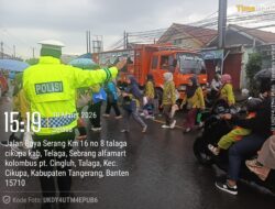 Personel Lantas Polsek Cikupa Laksanakan Pengaturan Arus Lalu Lintas Sore Hari di Pertigaan Columbus