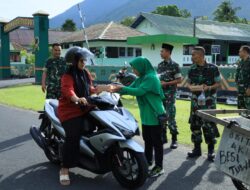 Ramadhan Penuh Kepedulian, Dandim 1505/Tidore Turun Langsung Bagikan Takjil ke Masyarakat