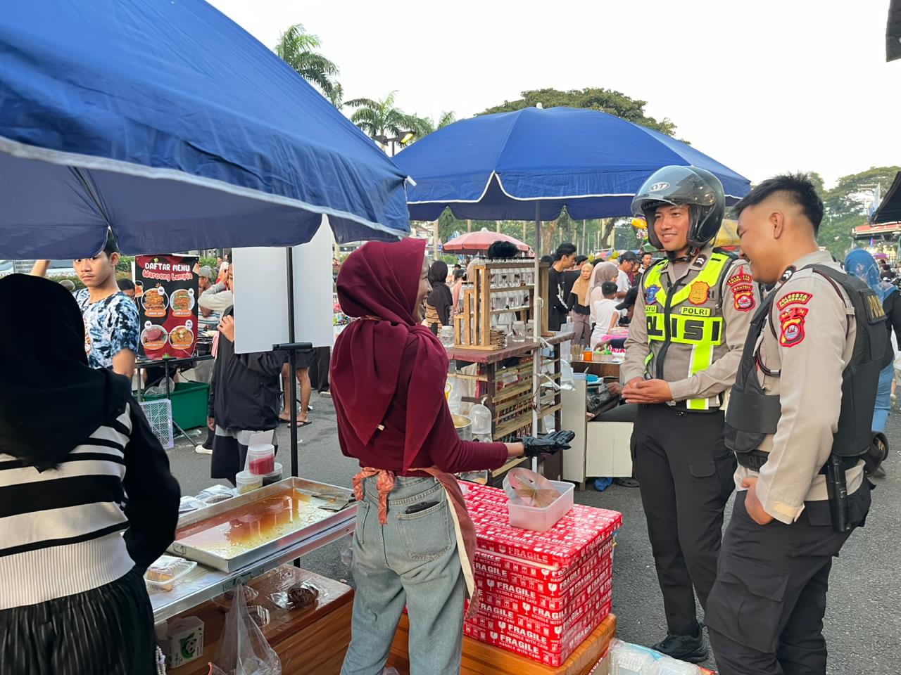 Personel Pospam Citra Raya Laksanakan Patroli Takjil Jelang Berbuka Puasa