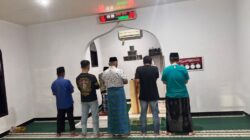Personel Polsek Cikupa Laksanakan Sholat Isya dan Tarawih Berjamaah di Mushola Al Muttaqin
