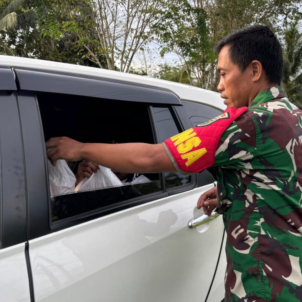 Ramadan Penuh Berkah, Koramil 1710-07/Mapurujaya Berbagi Takjil Untuk Warga 8 IMG 20260315 WA0016