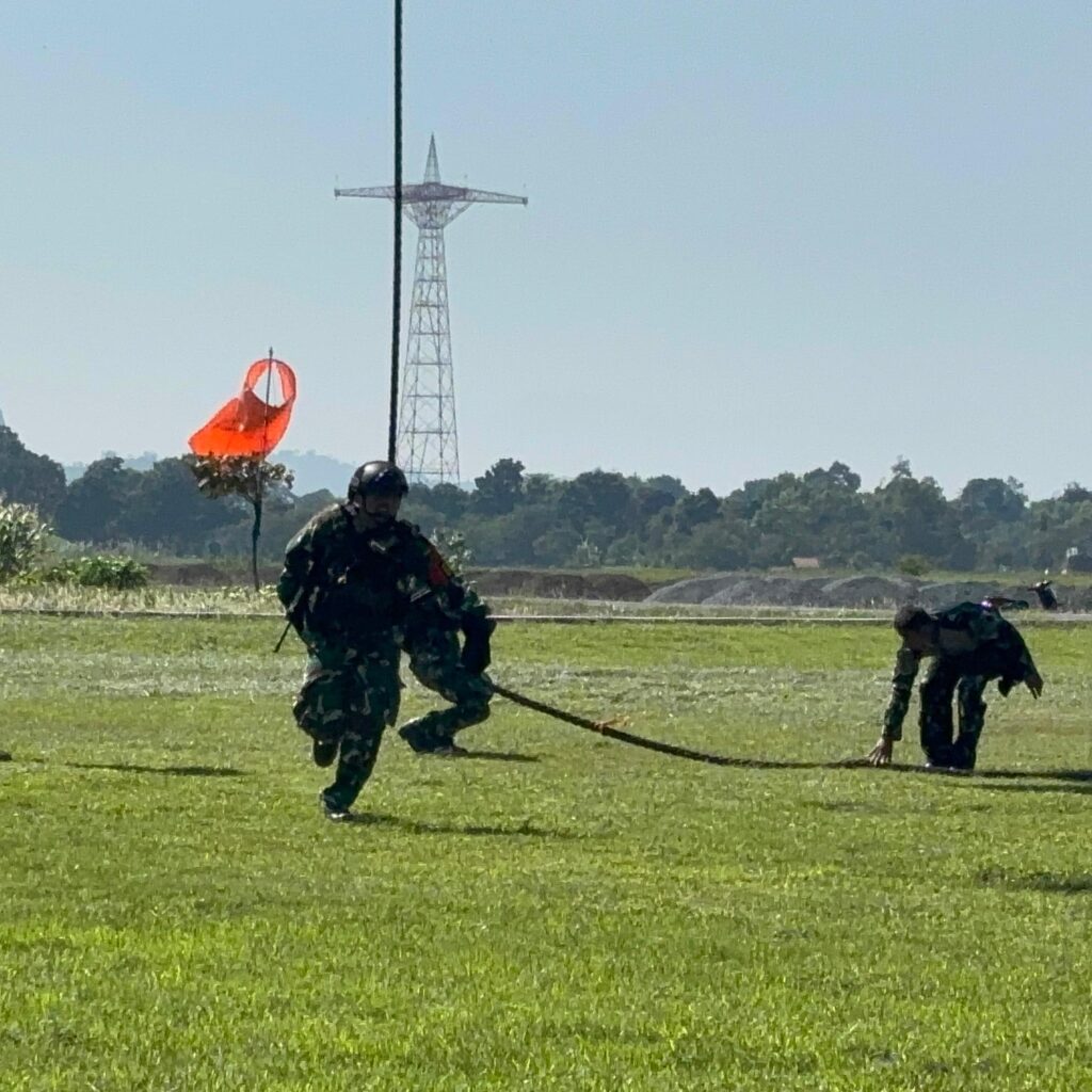 Aksi Taktis Prajurit Yonif 2 Marinir Saat Latihan Fast Rope 8 IMG 20260316 WA0082
