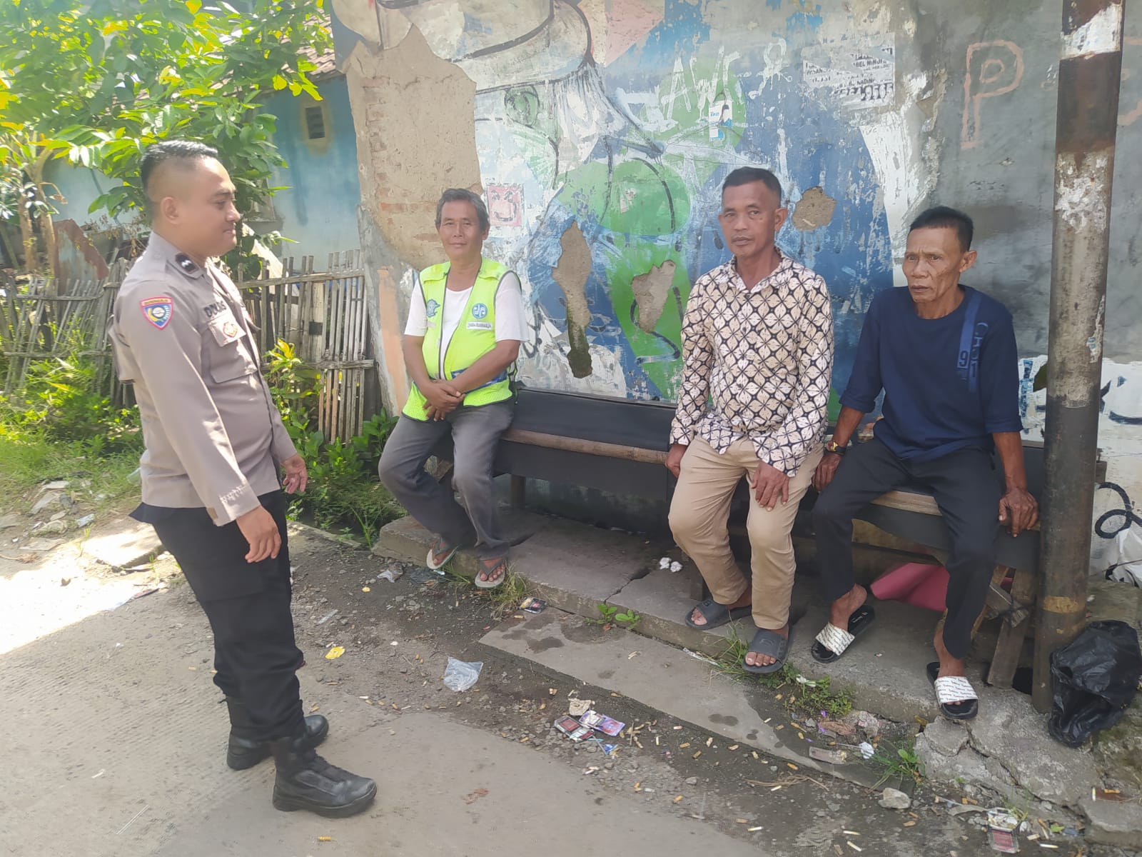 Bhabinkamtibmas Polsek Cikupa Laksanakan Program Poliran Polisi Peduli Pengangguran di Desa Sukanagara