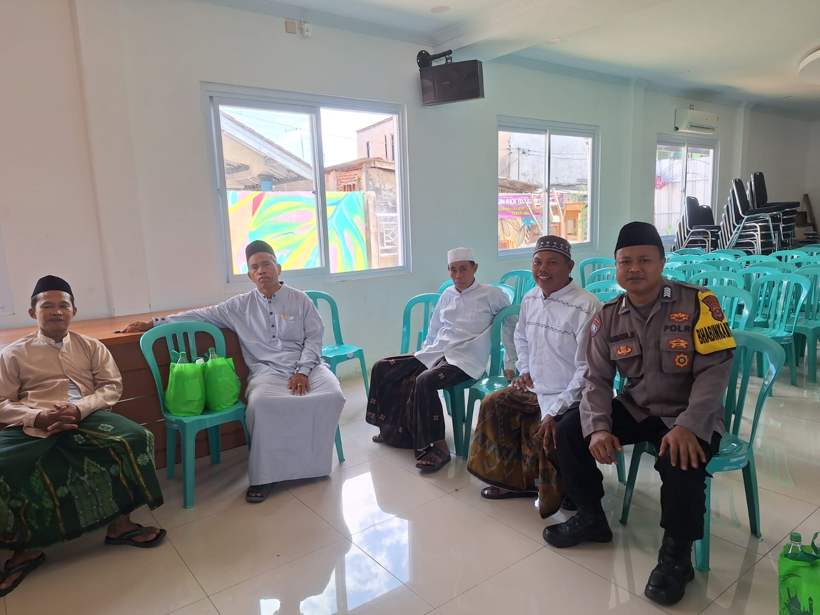 Bhabinkamtibmas Polsek Cikupa Laksanakan Program Poliran Polisi Peduli Pengangguran di Desa Sukanagara