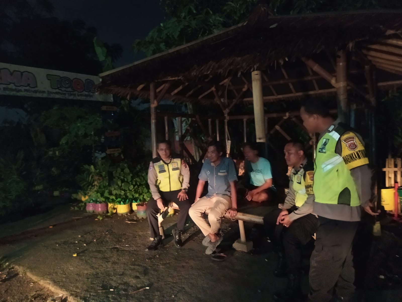 Anggota Polsek Cikupa Ronda Siskamling Bersama Warga Desa Cikupa