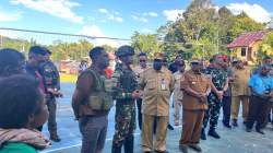 Kapolres Maybrat Bersama Forkopimda Tinjau Warga dan Salurkan Sembako di Kampung Sorry Distrik Aifat Selatan