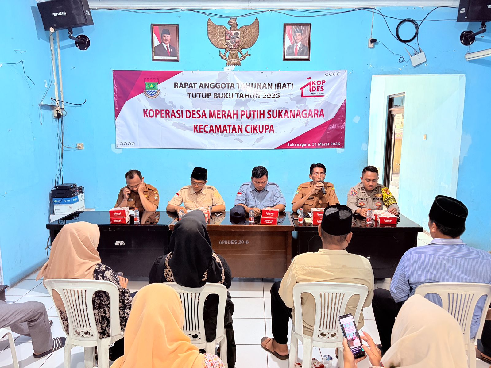 Bhabinkamtibmas Desa Sukanagara Hadiri Rapat Anggota Tahunan Koperasi Merah Putih