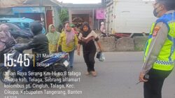 Personel Lantas Polsek Cikupa Laksanakan PECAK Pengaturan Lalu Lintas Sore di Jalan Raya Serang