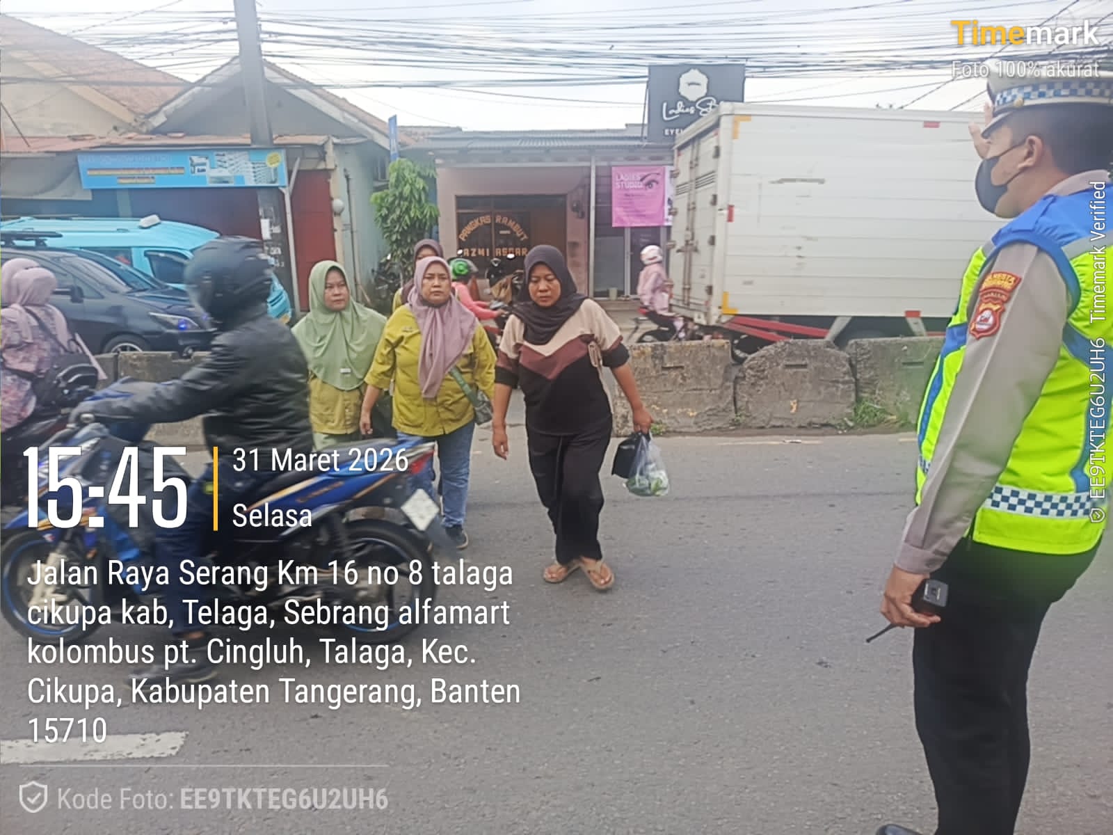 Personel Lantas Polsek Cikupa Laksanakan PECAK Pengaturan Lalu Lintas Sore di Jalan Raya Serang