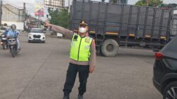 IPTU Rusandi Terjun Langsung Pimpin Pengaturan Lalu Lintas Sore di Cikupa Mas