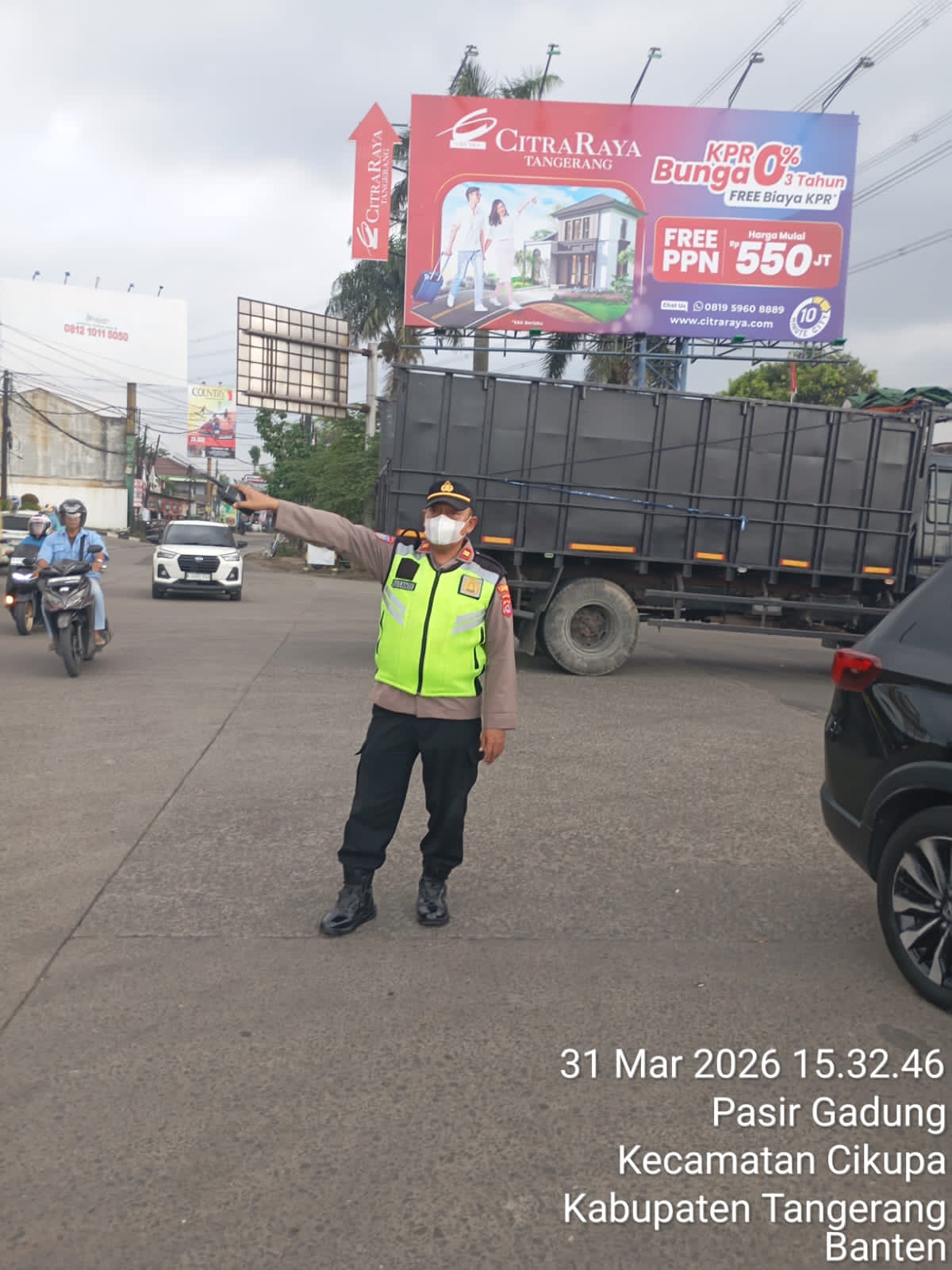 IPTU Rusandi Terjun Langsung Pimpin Pengaturan Lalu Lintas Sore di Cikupa Mas