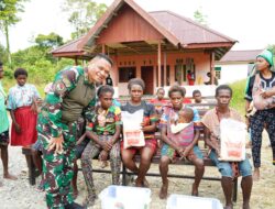 Wujudkan Kepedulian, Koops TNI Papua Gelar Pengobatan Gratis dan Bagi Sembako di Kampung Iwaka