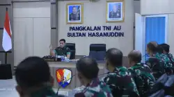 Komandan Lanud Sultan Hasanuddin Pimpin Rapat Staf, Tekankan Kepemimpinan Berbasis Keteladanan dan Kecerdasan Emosional