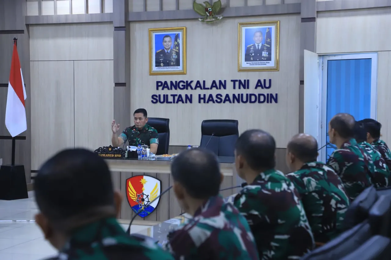 Komandan Lanud Sultan Hasanuddin Pimpin Rapat Staf, Tekankan Kepemimpinan Berbasis Keteladanan dan Kecerdasan Emosional 8 WhatsApp Image 2026 03 26 at 20.35.12