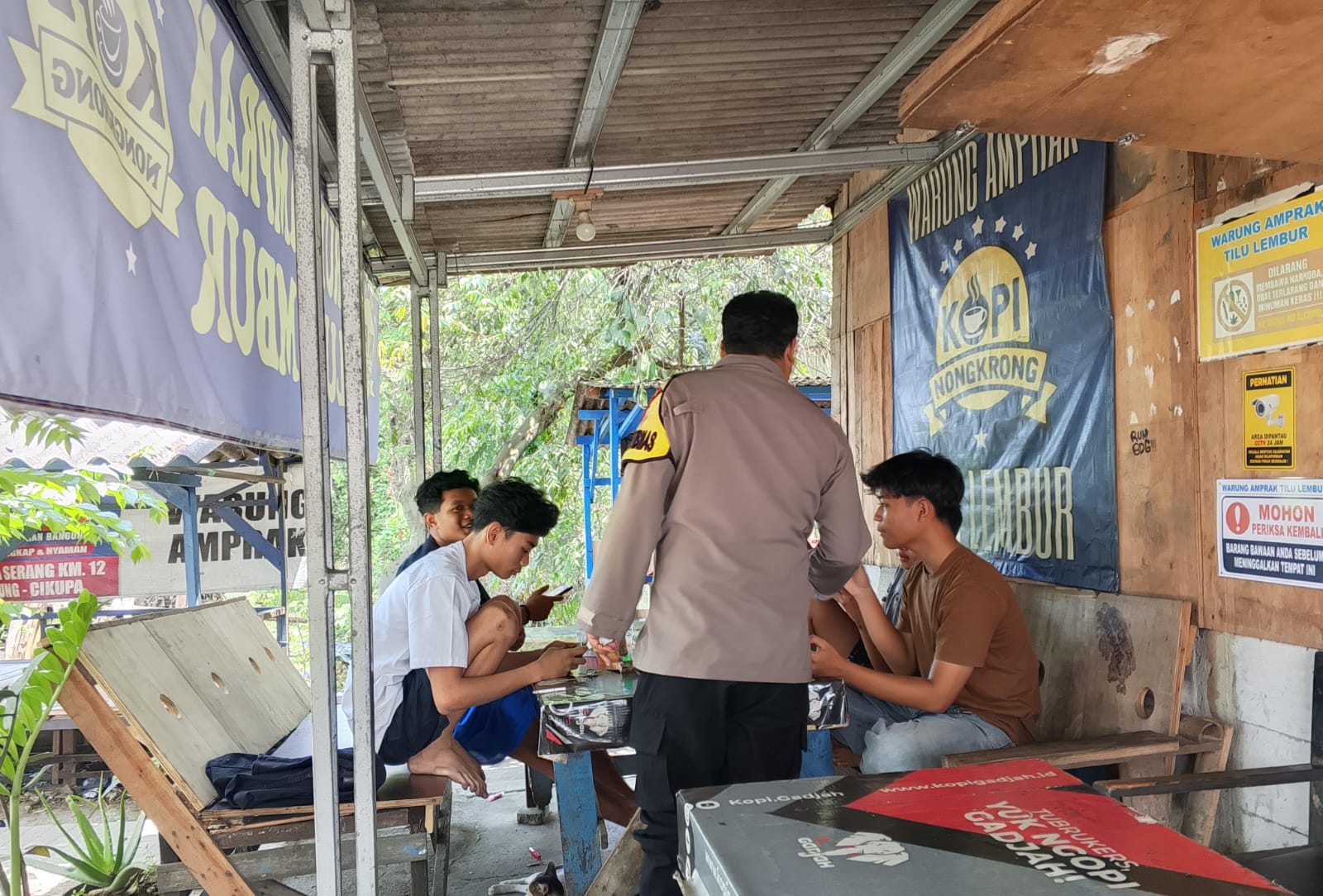 Bhabinkamtibmas Sambang Warung Bhabinkamtibmas, Serap Aspirasi Warga Bitung Jaya