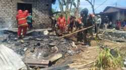 Gerak Cepat Anggota Koramil 1505-05/Sofifi Bantu Padamkan Kebakaran Rumah Warga