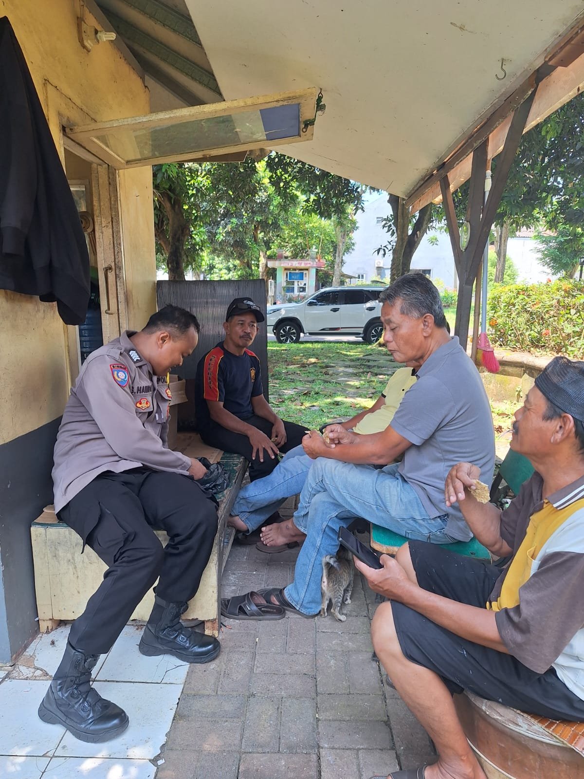 Bripka S. Hamdi Bhabinkamtibmas Sambangi Warga Taman Puspita Citra Raya, Sampaikan Himbauan Kamtibmas