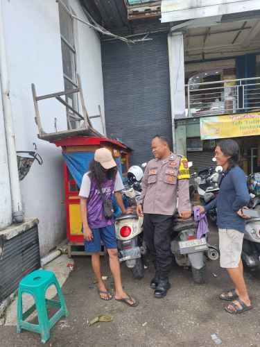 Bhabinkamtibmas Desa Cikupa Laksanakan Program Poliran di Pasar Desa Cikupa