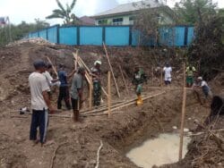 Awali Pembangunan, Personil Kodim 1505/Tidore dan Warga Pasang Bowplank Jembatan Garuda