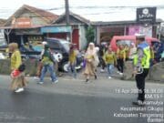 Personel Polsek Cikupa Laksanakan PECAK Sore Hari, Atur Lalu Lintas di Jalan Raya Serang