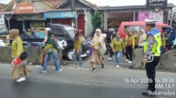 Personel Polsek Cikupa Laksanakan PECAK Sore Hari, Atur Lalu Lintas di Jalan Raya Serang