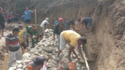 Kodim 1505/Tidore Bersama Warga Genjot Pembangunan Jembatan Garuda