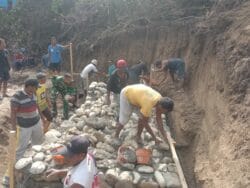 Kodim 1505/Tidore Bersama Warga Genjot Pembangunan Jembatan Garuda