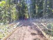 Kerja Sama Yang Solid, Satgas TMMD Ke-128 Kodim 1801/Manokwari Bersama Warga Buat Mal Untuk Pengecoran Jalan