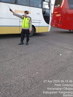 IPTU Rusandi Pimpin Gatur Lalin Pagi, Polsek Cikupa Hadir Lancarkan Arus Lalu Lintas