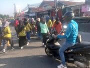 Protap Pagi Lantas Polsek Cikupa, Aiptu Asep Kusheri Atur Arus di Pertigaan Cingluh