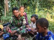 Satgas TMMD ke 128 Kodim 1801/Manokwari Berbagai Makanan Ringgan Dengan Anak-Anak Kampung Tanah Rubuh