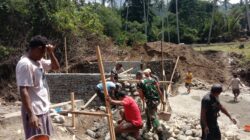 Pembangunan Jembatan Garuda Terus Dikebut, Kodim 1505/Tidore Bersama Warga Fokus Pemasangan Batu Pondasi Wing Jembatan 