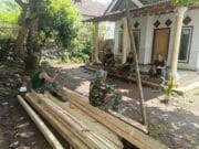 Hangatnya Ngobrol Santai Sesama Satgas TMMD Probolinggo di Waktu Jam Istirahat