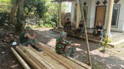 Hangatnya Ngobrol Santai Sesama Satgas TMMD Probolinggo di Waktu Jam Istirahat