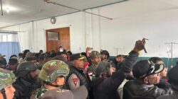 Kodim 1714/Puncak Jaya dan Polri Kawal Ketat Gubernur Papua Tengah Tinjau Korban Insiden Sinak, Instruksikan Status Tanggap Darurat dan Biaya Medis Ditanggung Penuh