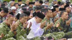 Wapang TNI Dampingi Menhan RI Shalat Idul Adha Bersama Prajurit dan Masyarakat di Papua Barat