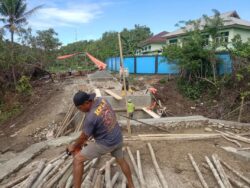 Anggota Kodim 1505/Tidore Bersama Warga Pasang Mal untuk Persiapan Pengecoran Jembatan Garuda