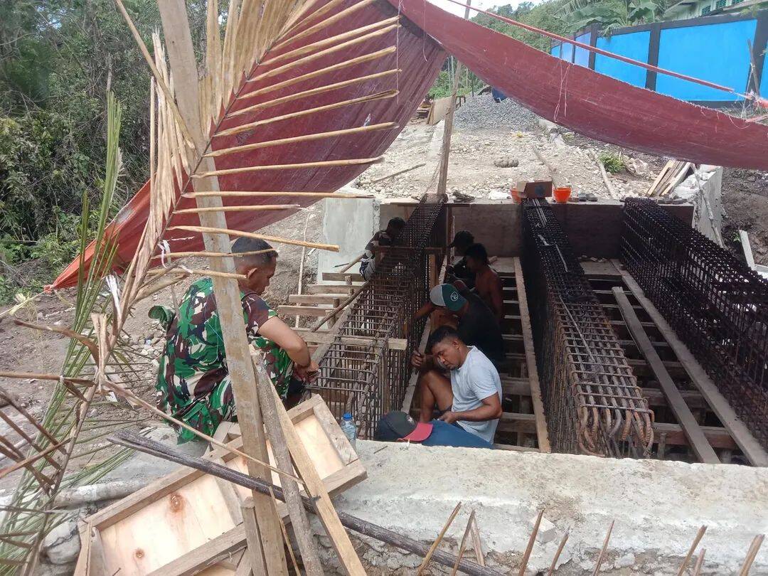 Anggota Kodim 1505/Tidore Bersama Masyarakat Buat Anggota Kodim 1505/Tidore Bersama Masyarakat Buat