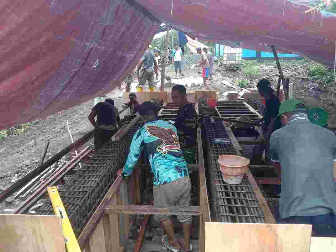 Tahap Demi Tahap, Pembangunan Jembatan Garuda Terus Dikebut Oleh Personil Kodim 1505/Tidore Tahap Demi Tahap, Pembangunan Jembatan Garuda Terus Dikebut Oleh Personil Kodim 1505/Tidore
