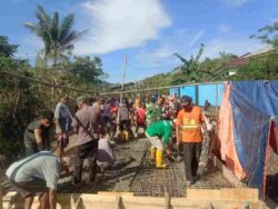 Kebersamaan Jadi Kekuatan, Personel Kodim 1505/Tidore dan Warga Gotong Royong Cor Lantai Jembatan Garuda