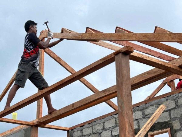 Proges RTLH TMMD ke 128 Kodim 1801/Manokwari Kian Melesat, Satgas dan Warga Pasang Kuda kuda Atap
