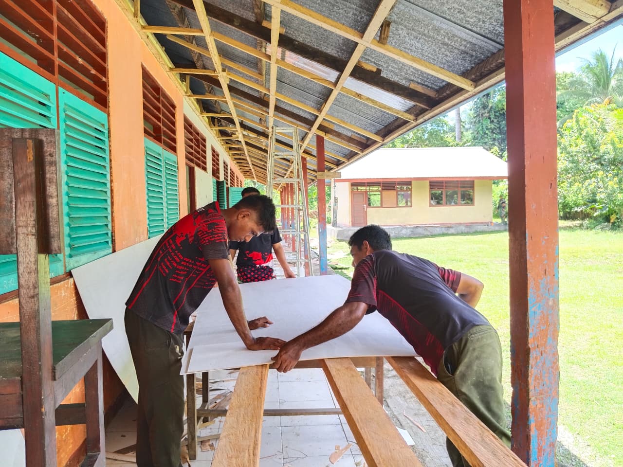 Dukung Pendidikan Berkualitas, Satgas TMMD ke 128 Kodim 1801/Manokwari Renovasi SD Inpres 62 /Asai