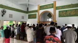 Kebersamaan Satgas TMMD Ke-128 dan Warga Terlihat Saat Sholat Dzuhur Berjamaah di Masjid Nurul Jannah