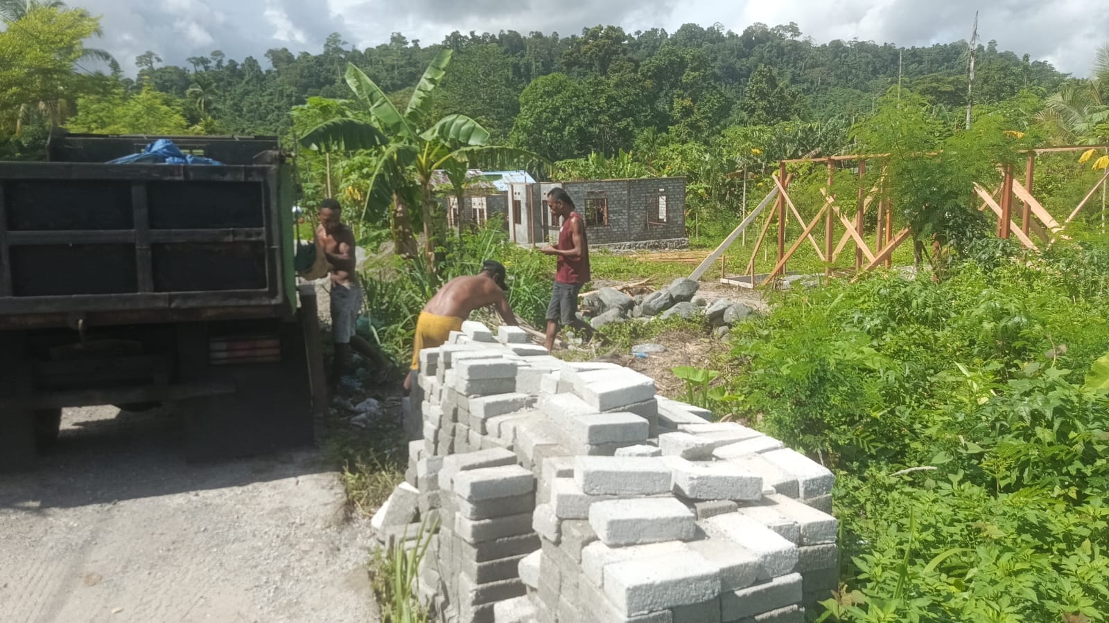 Dorongan Material Kembali Tiba, Satgas TMMD ke-128 Kejar Target Pembangunan Fisik