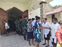 Iman dan Kerohanian Terjaga, Anggota Satgas TMMD ke-128 Kodim 1801/Manokwari Laksanakan Ibadah Minggu Bersama Warga