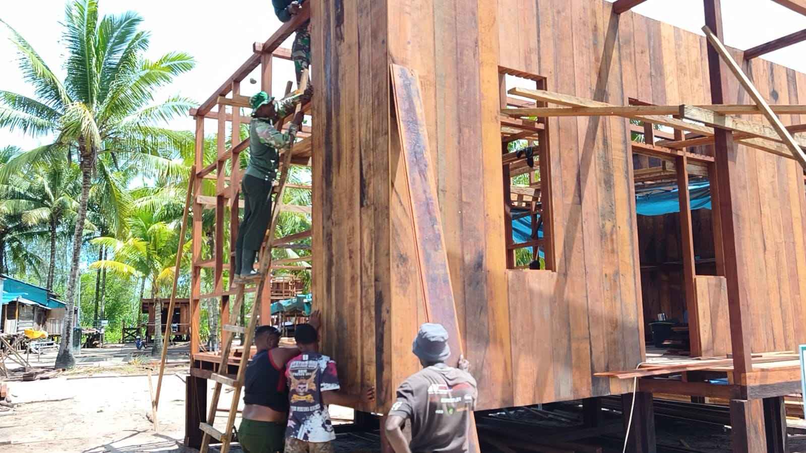 Satgas TMMD dan Warga Kebut Pemasangan Dinding Rumah Niko Makare Satgas TMMD dan Warga Kebut Pemasangan Dinding Rumah Niko Makare
