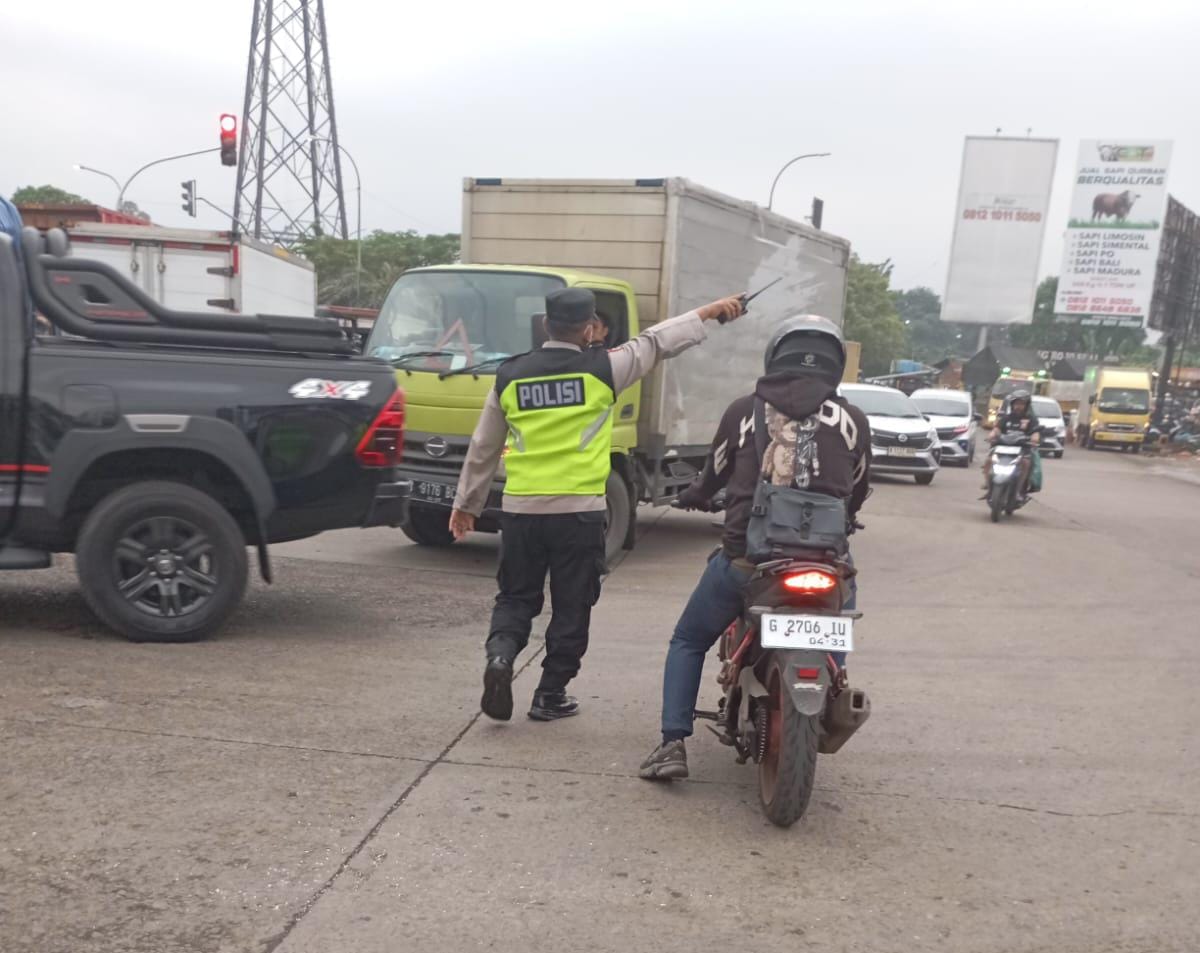 Personel Polsek Cikupa Laksanakan Giat PECAK, Atur Lalu Lintas Sore Hari di Simpang Cikupa Mas