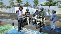 Polantas Tuban Menyapa, Warga Antre Tanya SIM, STNK, dan BPKB di Pasar